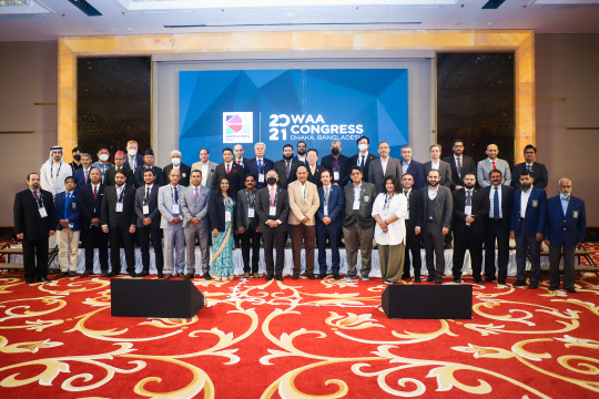 정의선(앞줄 왼쪽 열번째) 현대자동차그룹 회장(대한양궁협회 회장)이 12일 방글라데시 다카에서 열린 아시아양궁연맹(WAA) 총회에 참석해 아시아 각 국의 양궁협회 관계자들과 기념촬영하고 있다. 현대차그룹 제공